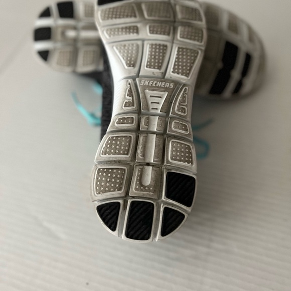 Sketchers light weight memory foam pre-owned like new. Size 10 - Picture 6 of 8